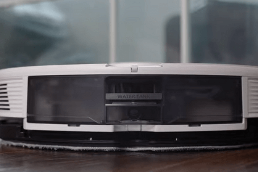 Der Roborock G10 ist von hinten zu sehen, wobei die Wischplatte komplett auf dem Boden aufliegt